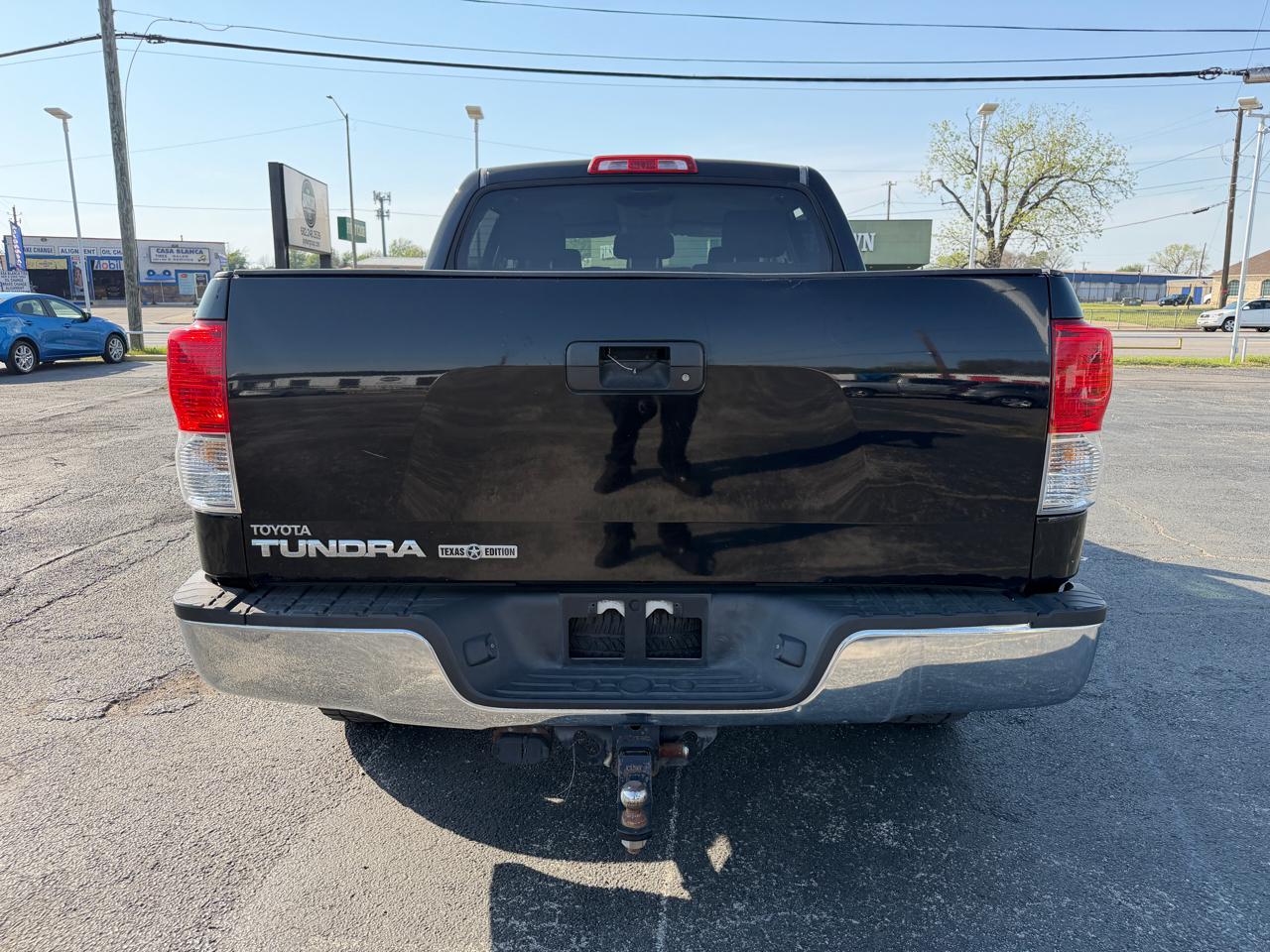 Toyota Tundra Tundra-Grade CrewMax 5.7L 2WD 2011