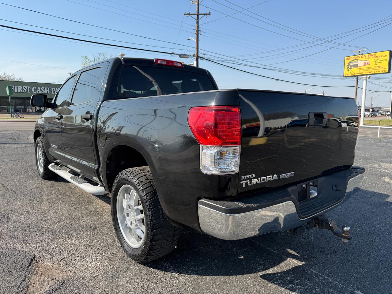 Toyota Tundra Tundra-Grade CrewMax 5.7L 2WD 2011