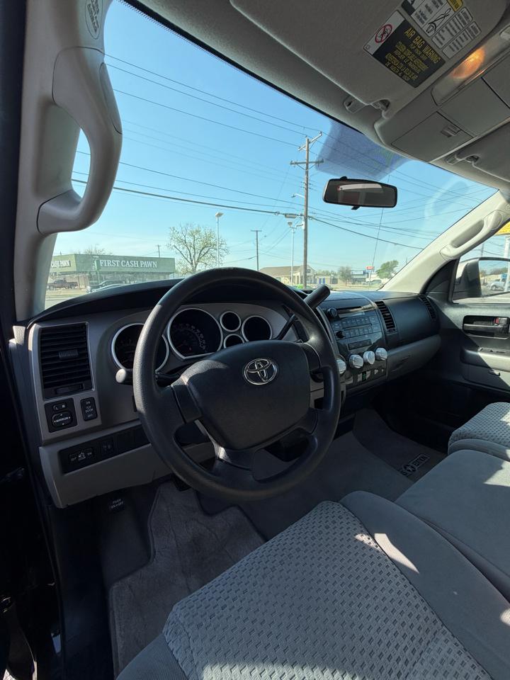 Toyota Tundra Tundra-Grade CrewMax 5.7L 2WD 2011