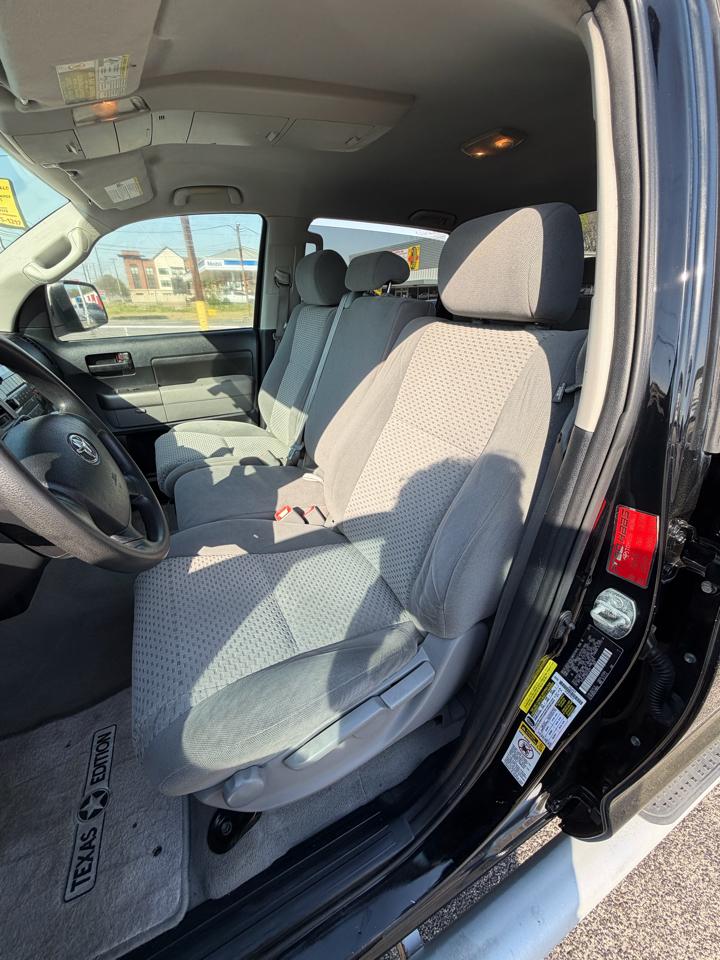 Toyota Tundra Tundra-Grade CrewMax 5.7L 2WD 2011