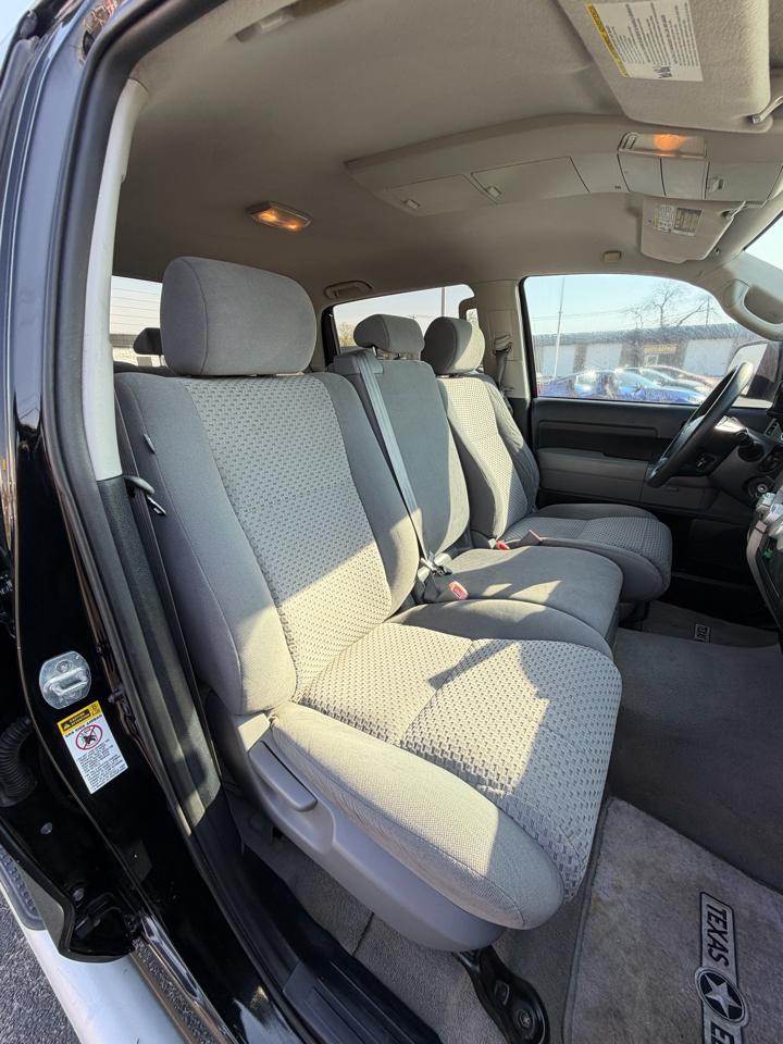 Toyota Tundra Tundra-Grade CrewMax 5.7L 2WD 2011