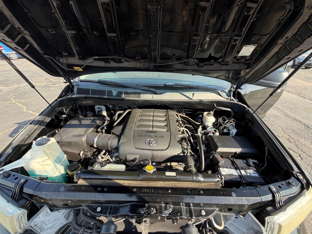 Toyota Tundra Tundra-Grade CrewMax 5.7L 2WD 2011