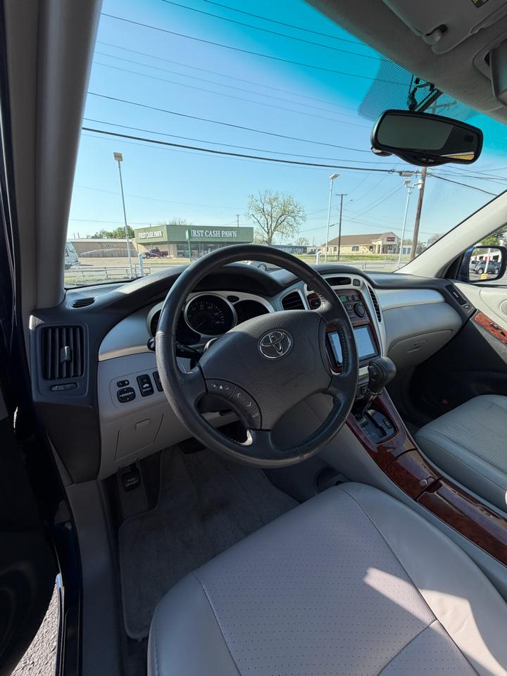 Toyota Highlander V6 2WD with 3rd-Row Seat 2005