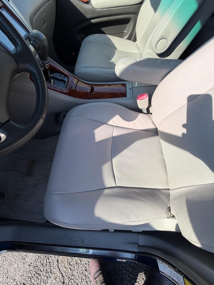 Toyota Highlander V6 2WD with 3rd-Row Seat 2005