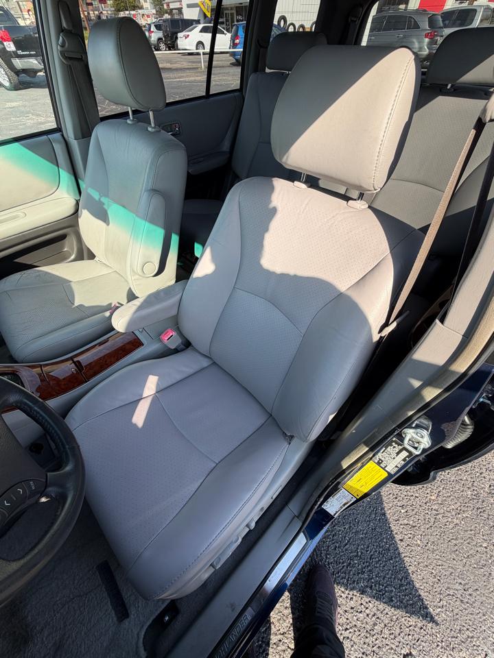 Toyota Highlander V6 2WD with 3rd-Row Seat 2005