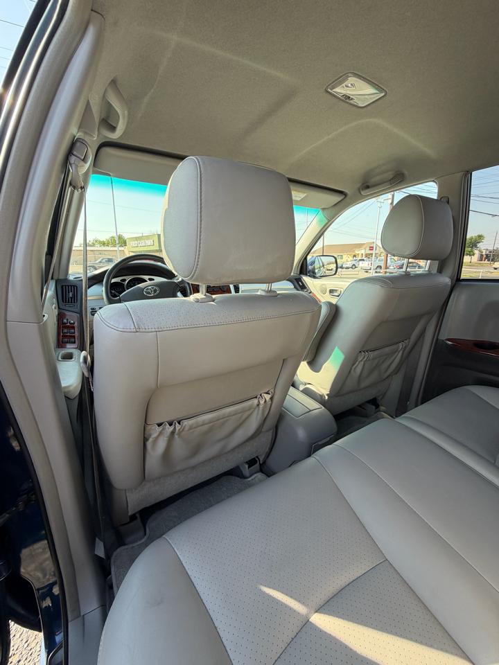 Toyota Highlander V6 2WD with 3rd-Row Seat 2005