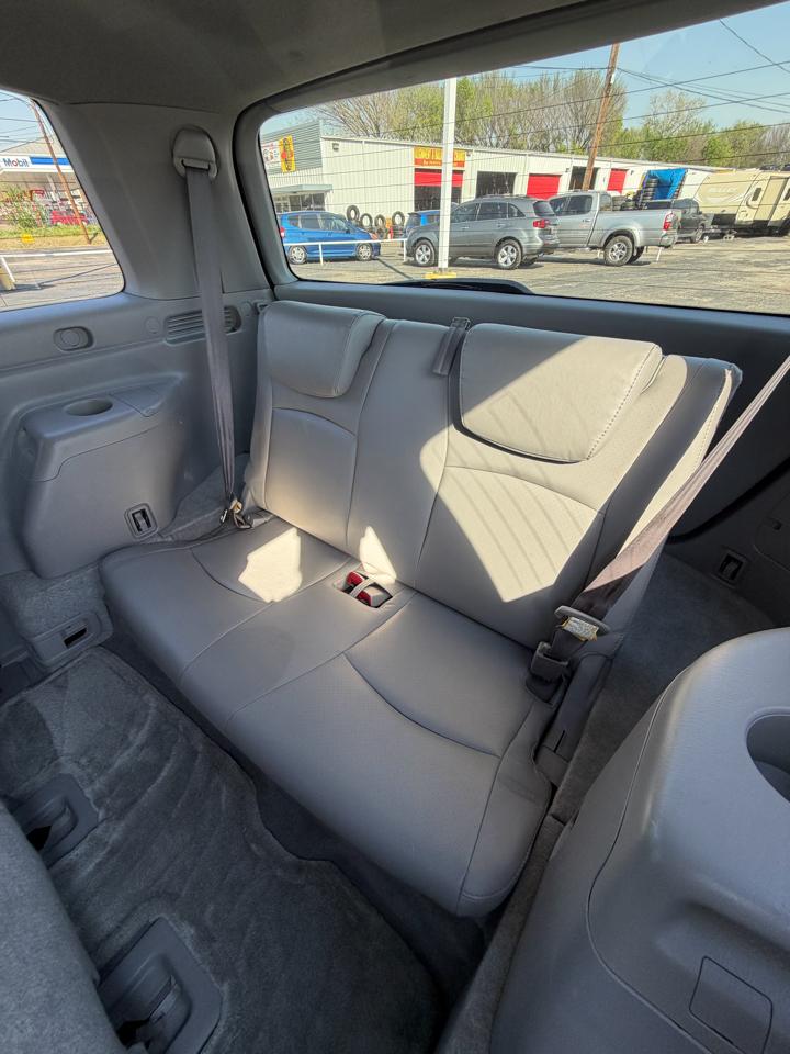 Toyota Highlander V6 2WD with 3rd-Row Seat 2005