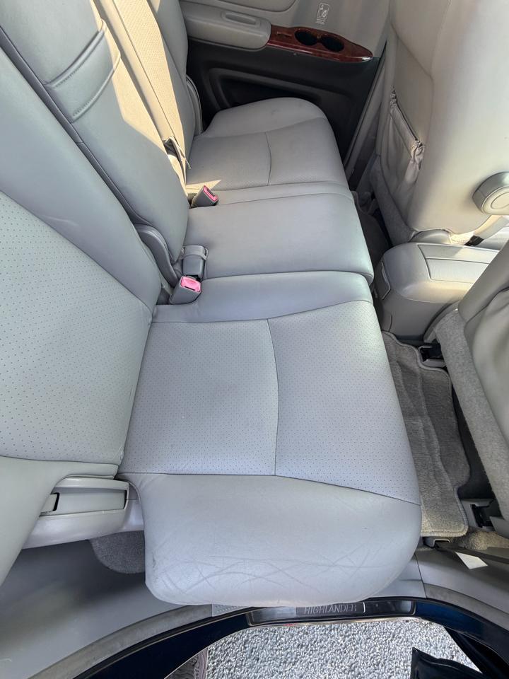 Toyota Highlander V6 2WD with 3rd-Row Seat 2005