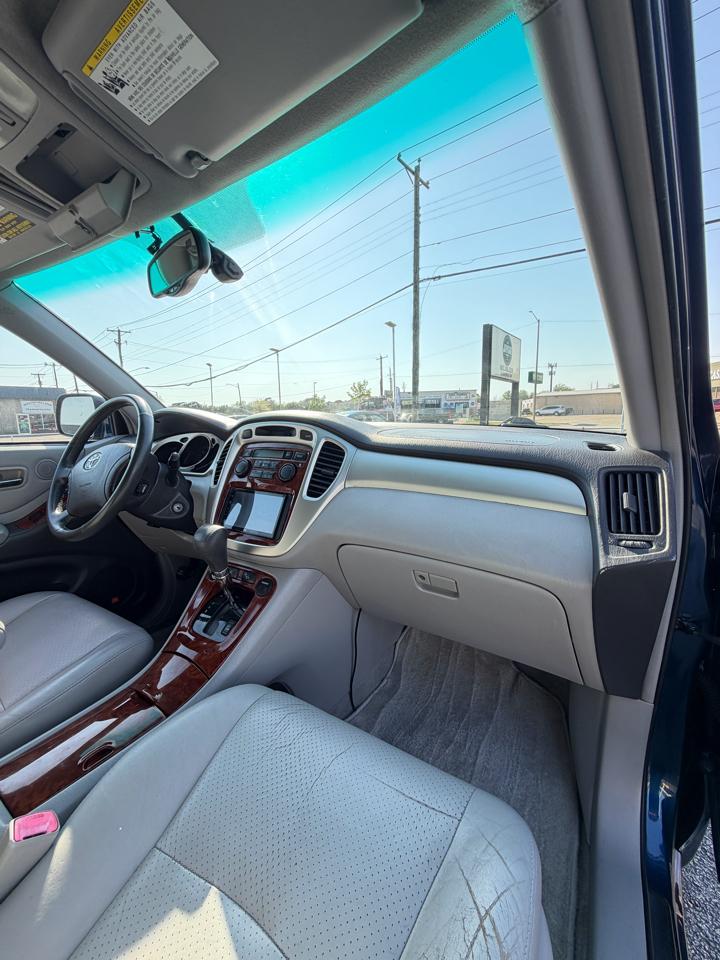 Toyota Highlander V6 2WD with 3rd-Row Seat 2005
