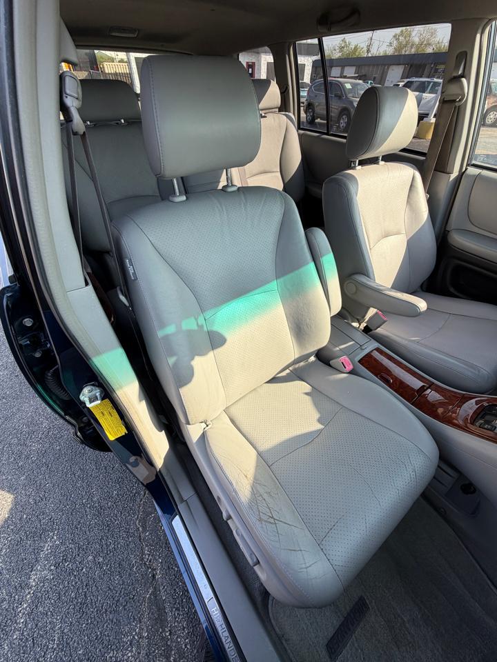 Toyota Highlander V6 2WD with 3rd-Row Seat 2005
