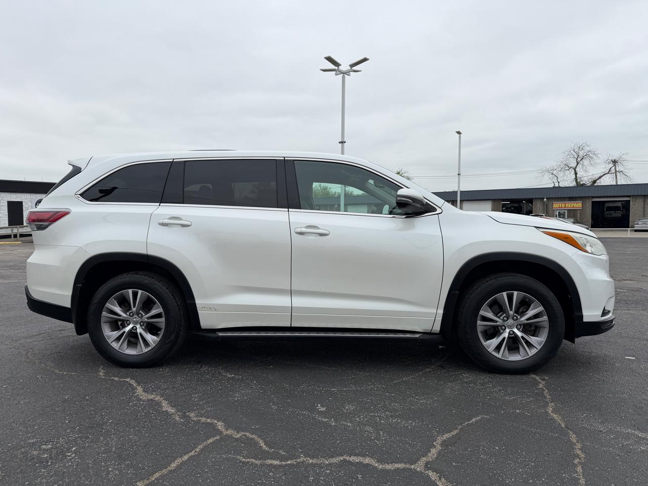 Toyota Highlander LE FWD V6 2015