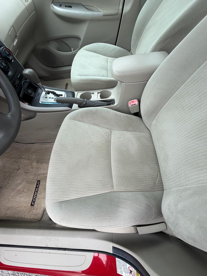 Toyota Corolla L 2010