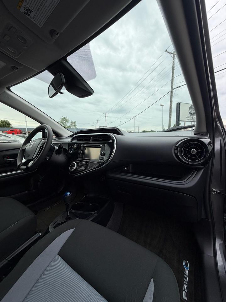 Toyota Prius c LE 2019