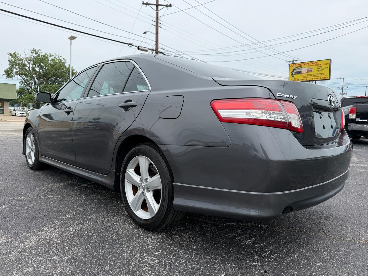 Toyota Camry SE 6-Spd AT 2011