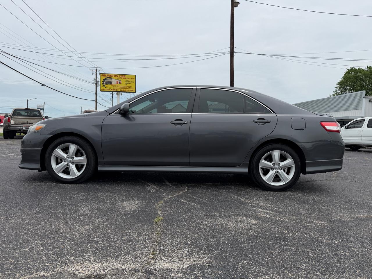 Toyota Camry SE 6-Spd AT 2011