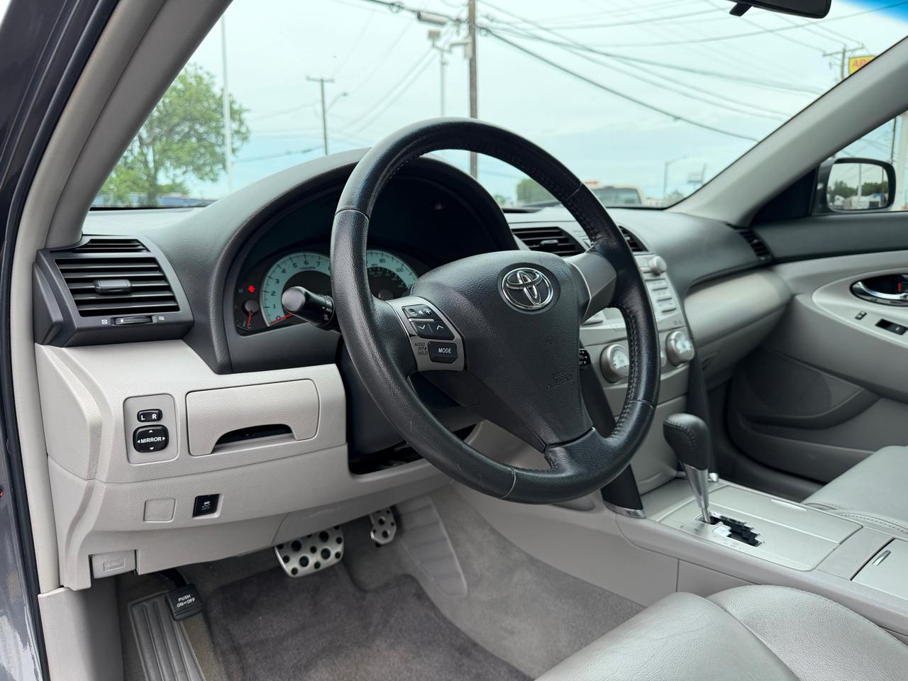 Toyota Camry SE 6-Spd AT 2011