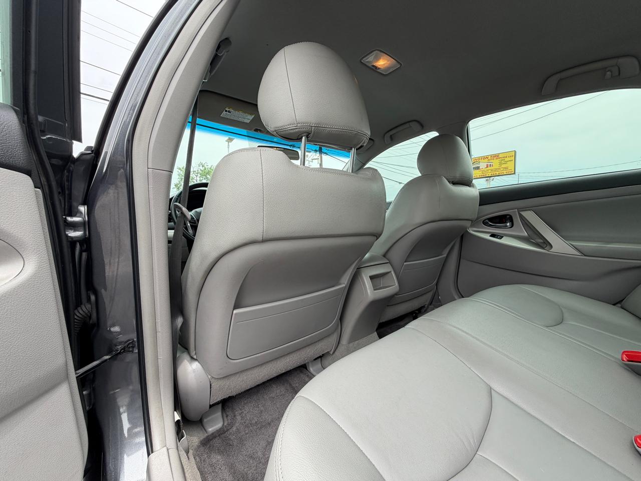 Toyota Camry SE 6-Spd AT 2011