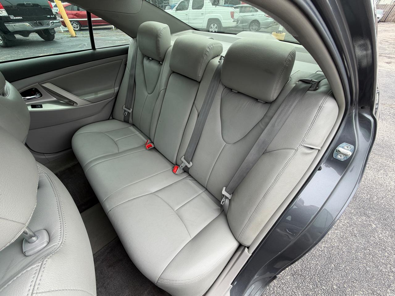 Toyota Camry SE 6-Spd AT 2011