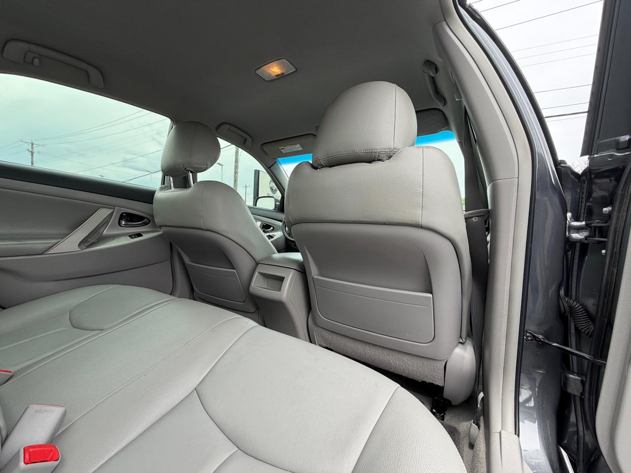 Toyota Camry SE 6-Spd AT 2011