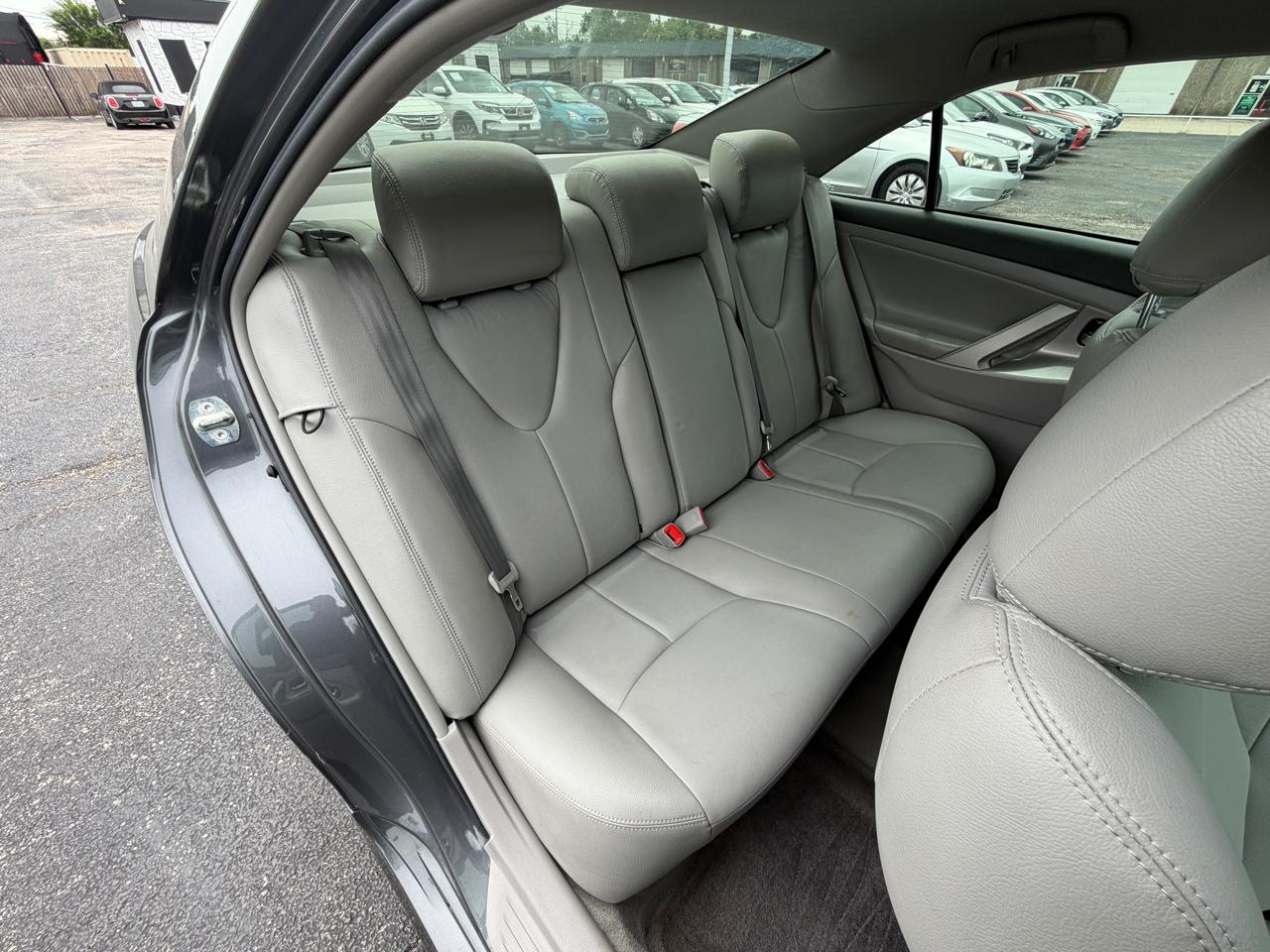 Toyota Camry SE 6-Spd AT 2011