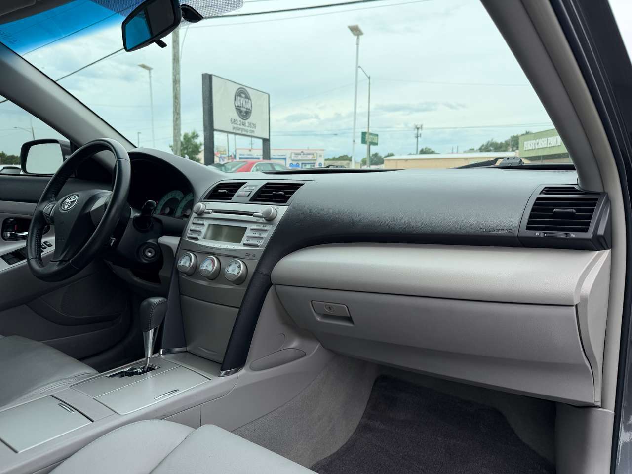 Toyota Camry SE 6-Spd AT 2011