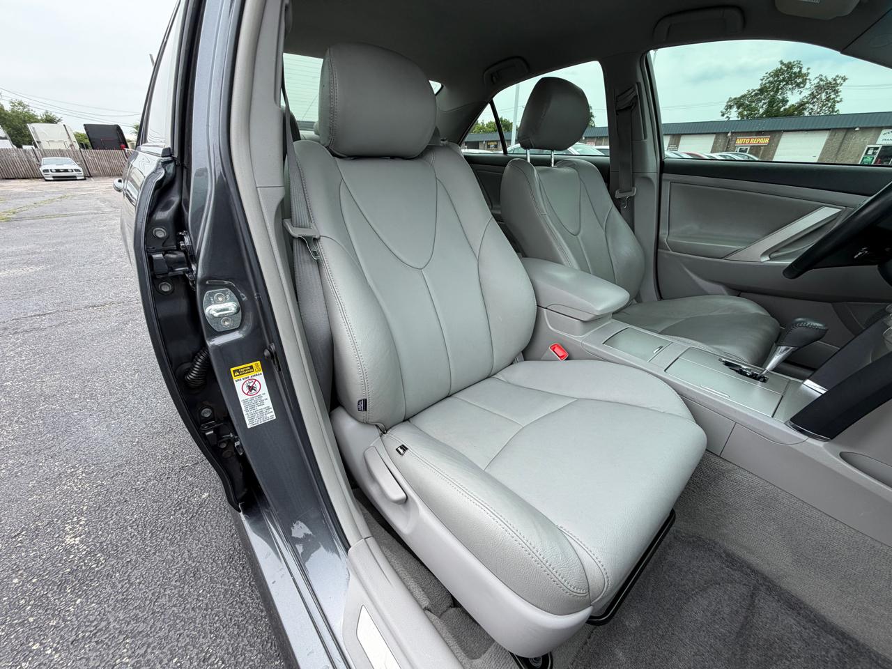 Toyota Camry SE 6-Spd AT 2011