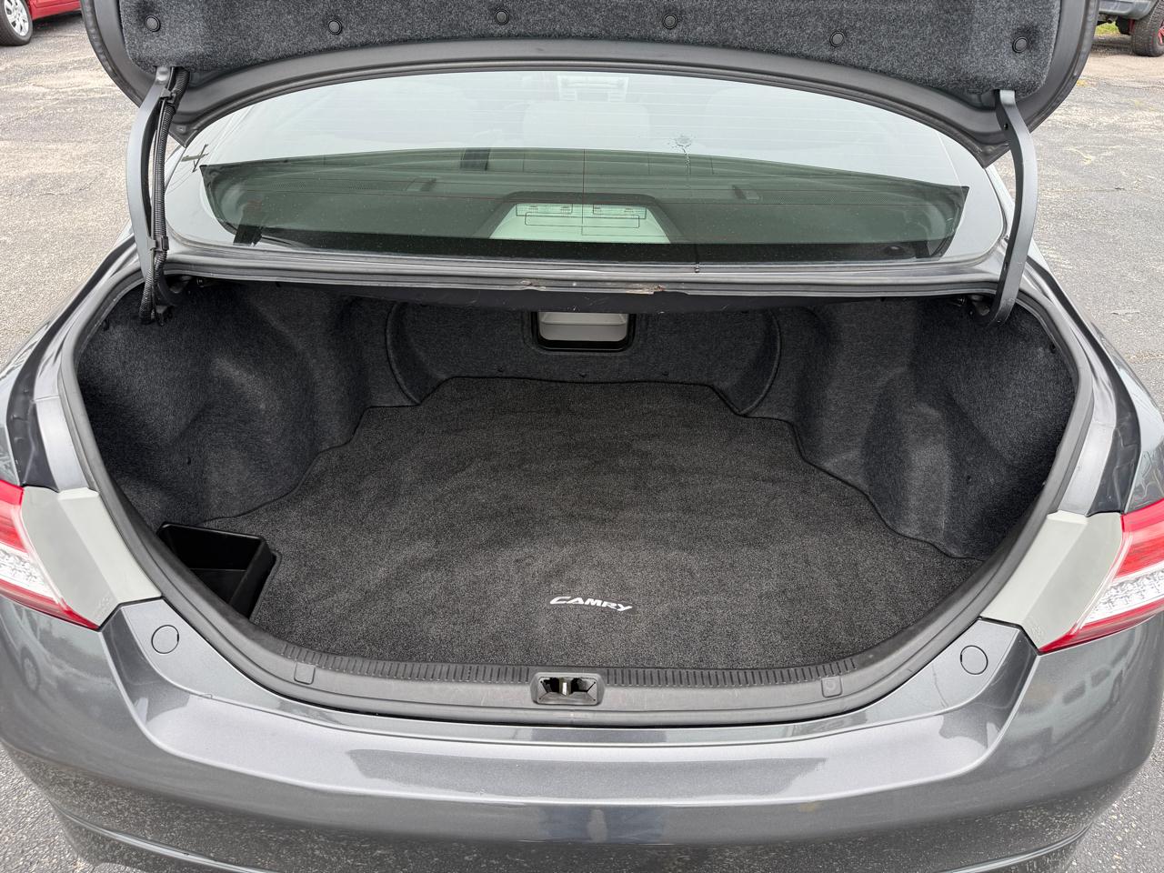 Toyota Camry SE 6-Spd AT 2011