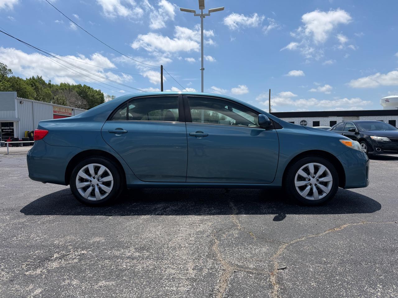 Toyota Corolla 4dr Sdn LE Auto 2012