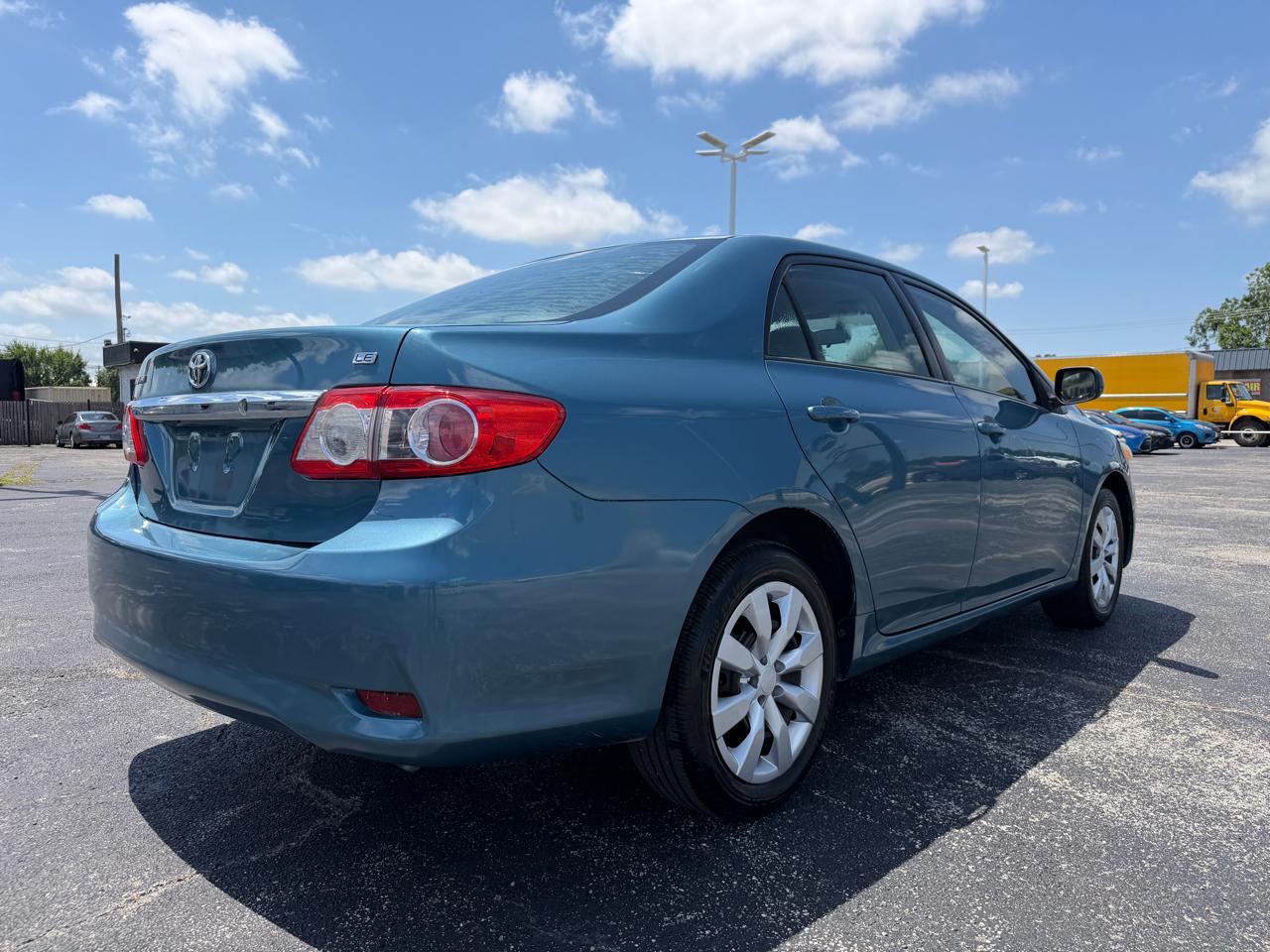 Toyota Corolla 4dr Sdn LE Auto 2012