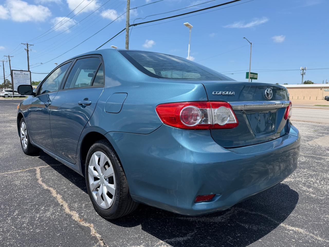 Toyota Corolla 4dr Sdn LE Auto 2012
