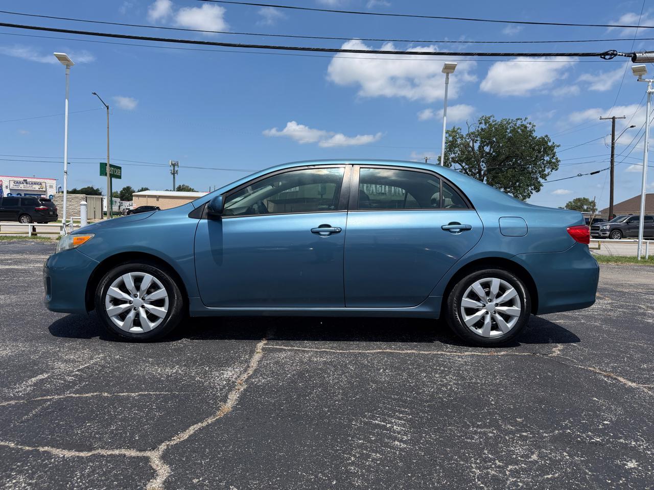 Toyota Corolla 4dr Sdn LE Auto 2012