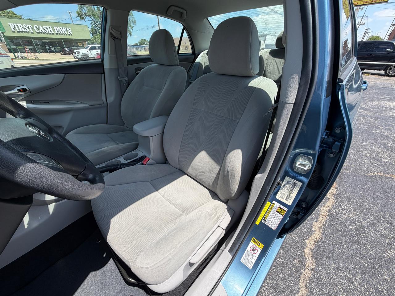 Toyota Corolla 4dr Sdn LE Auto 2012