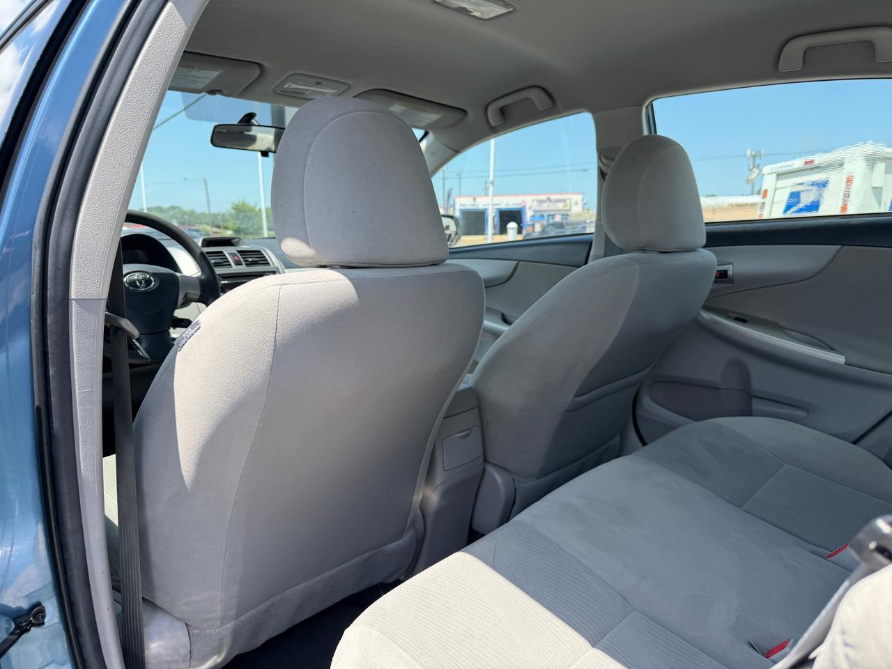 Toyota Corolla 4dr Sdn LE Auto 2012