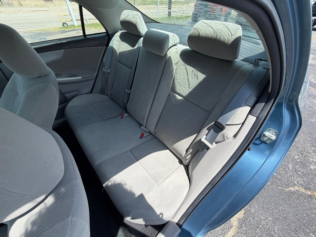 Toyota Corolla 4dr Sdn LE Auto 2012