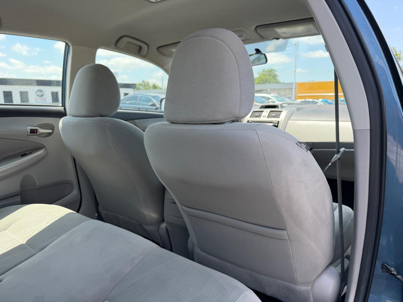 Toyota Corolla 4dr Sdn LE Auto 2012