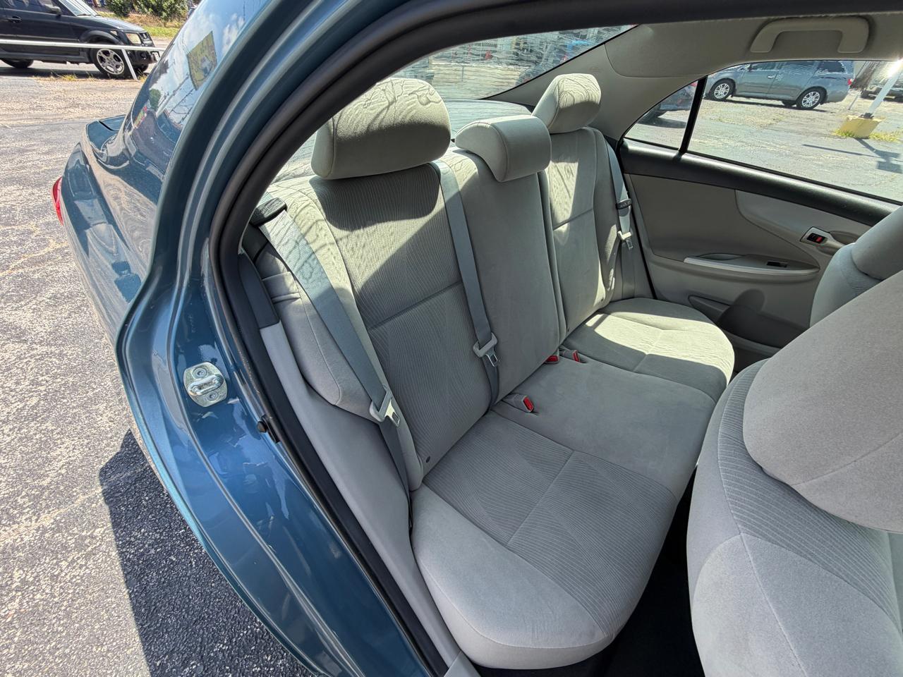 Toyota Corolla 4dr Sdn LE Auto 2012