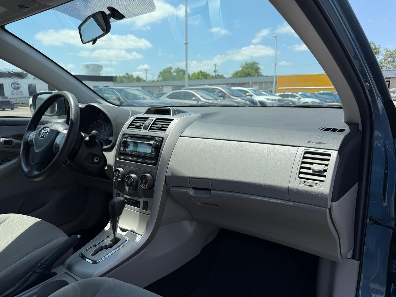 Toyota Corolla 4dr Sdn LE Auto 2012