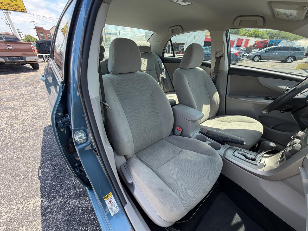 Toyota Corolla 4dr Sdn LE Auto 2012