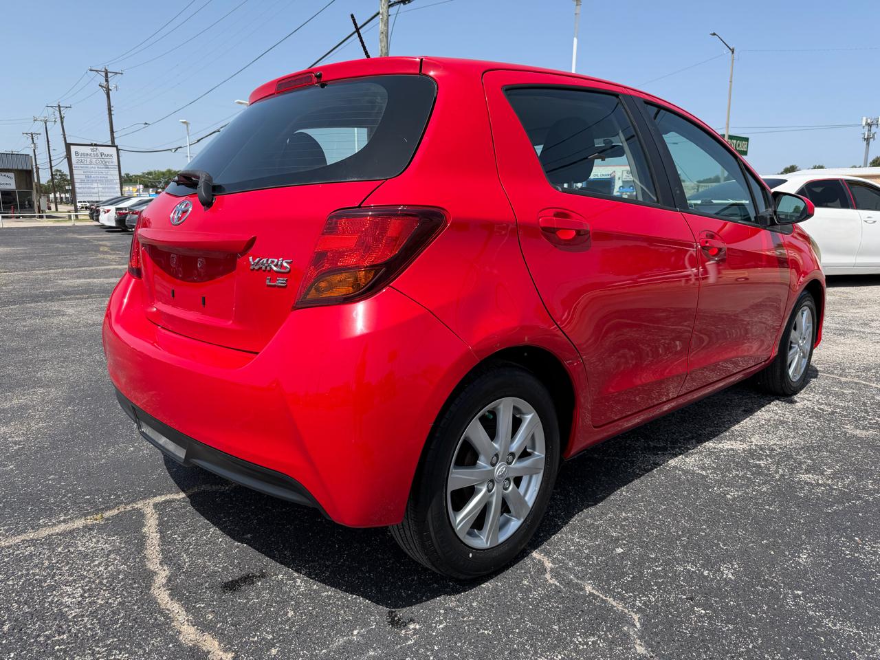 Toyota Yaris LE 5-Door AT 2015