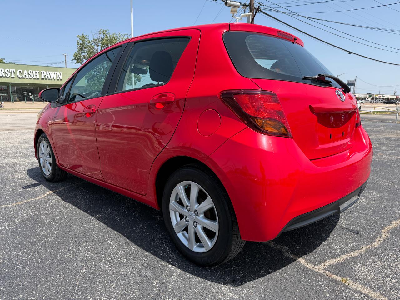 Toyota Yaris LE 5-Door AT 2015