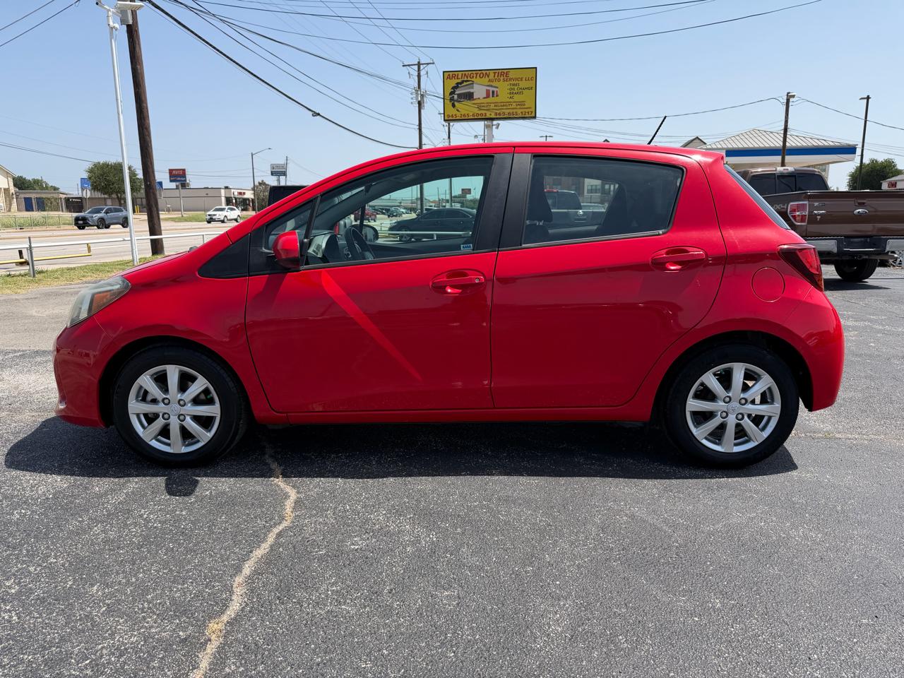 Toyota Yaris LE 5-Door AT 2015
