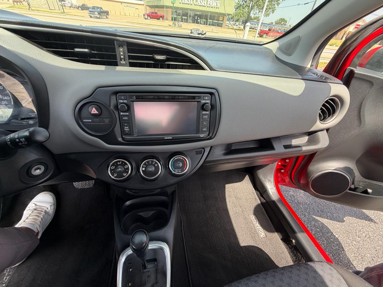 Toyota Yaris LE 5-Door AT 2015
