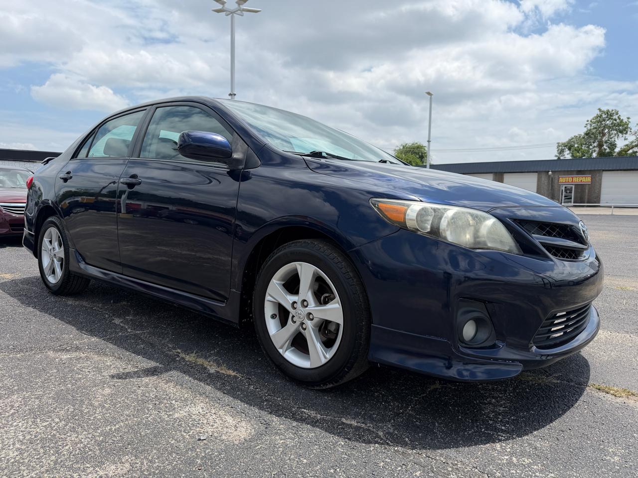 Toyota Corolla S 5-Speed MT 2013