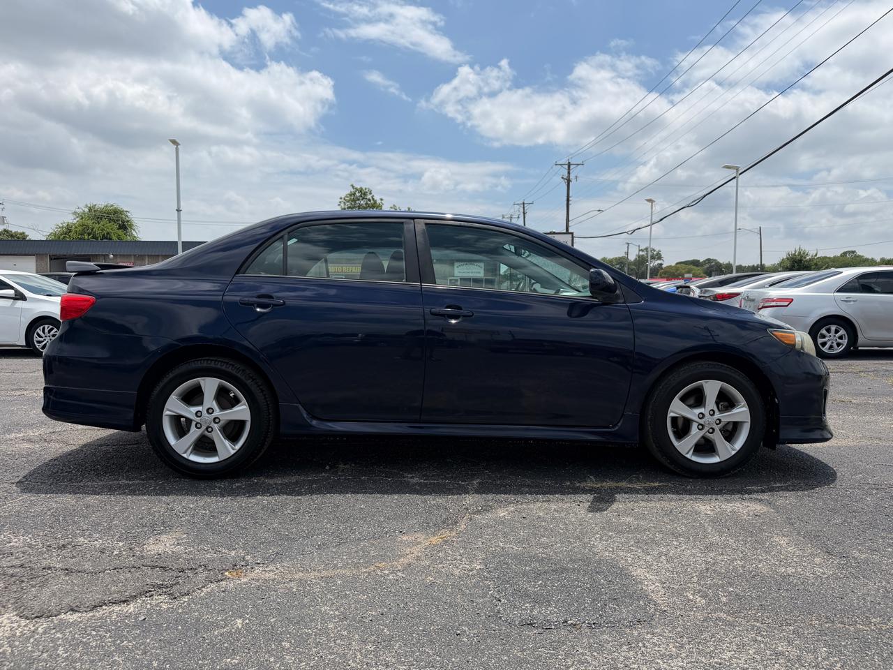 Toyota Corolla S 5-Speed MT 2013