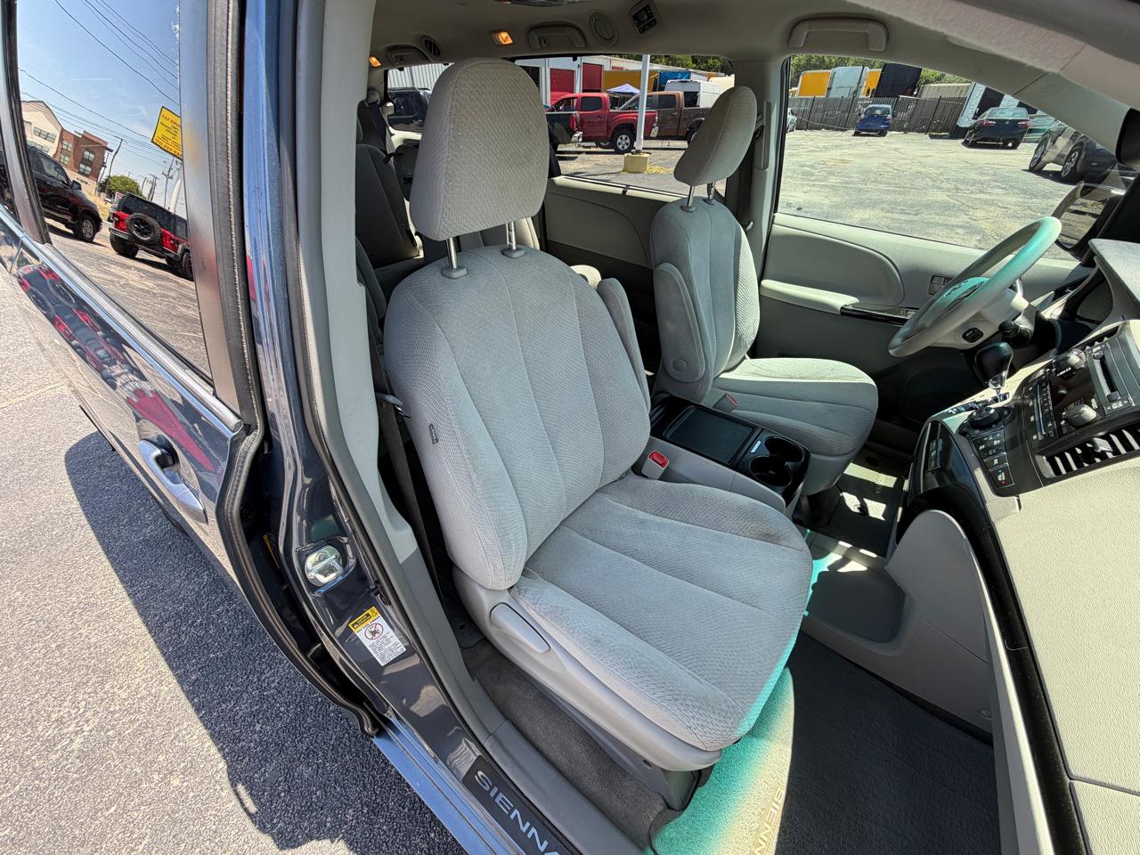 Toyota Sienna LE FWD 8-Passenger V6 2014