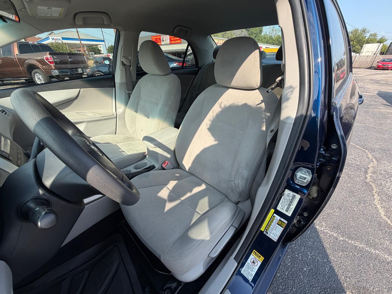 Toyota Corolla LE 4-Speed AT 2012