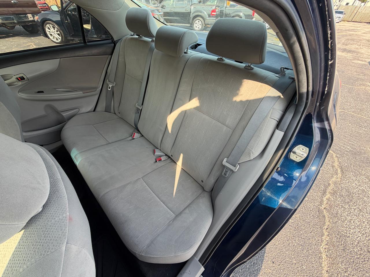 Toyota Corolla LE 4-Speed AT 2012