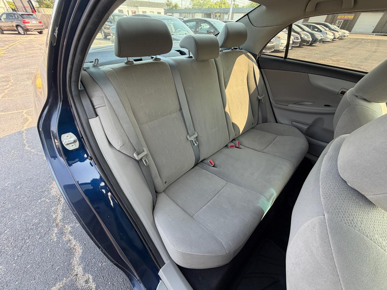 Toyota Corolla LE 4-Speed AT 2012