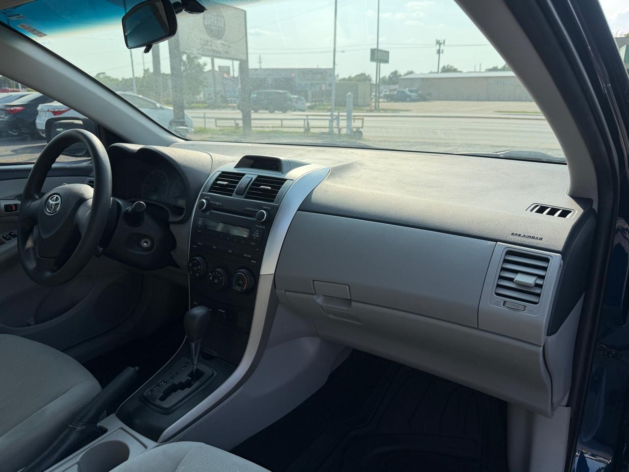 Toyota Corolla LE 4-Speed AT 2012