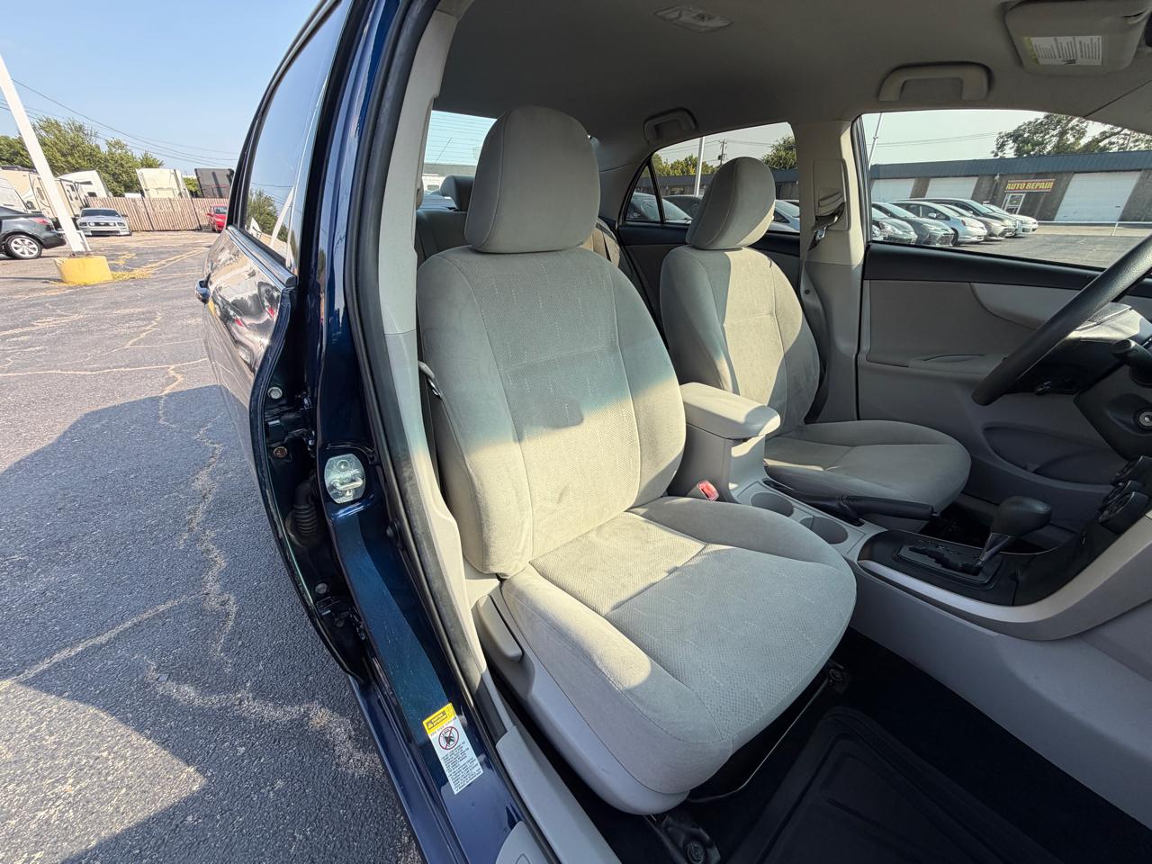 Toyota Corolla LE 4-Speed AT 2012